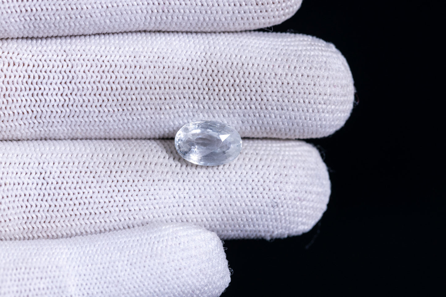 NATURAL WHITE SAPPHIRE 5.20  CARATS