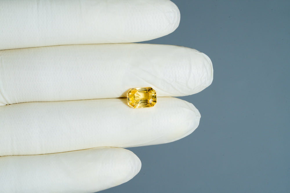 NATURAL YELLOW SAPPHIRE (PUKHRAJ) 4.67 CARATS
