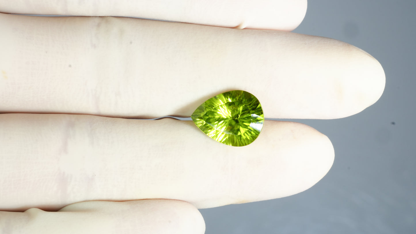 NATURAL PERIDOT 7.29 CARATS