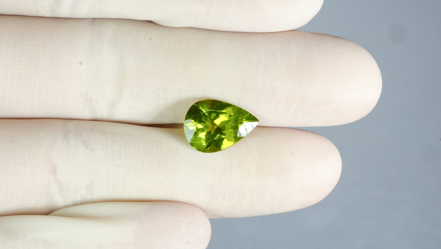 NATURAL PERIDOT 4.65 CARATS