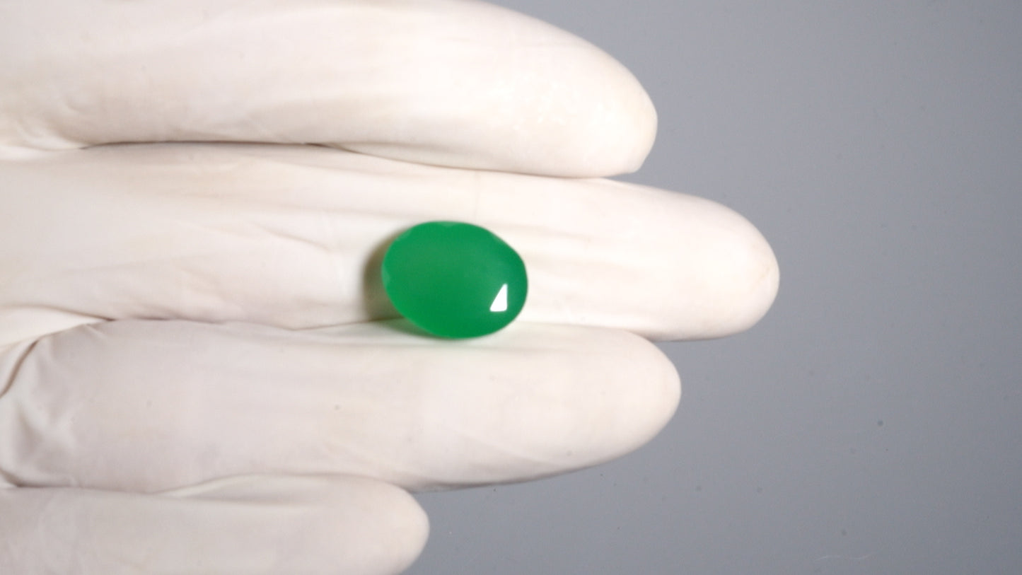 GREEN ONYX 12.77  CARATS